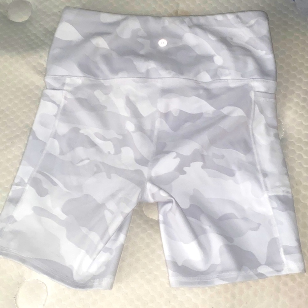 Light camo biker shorts